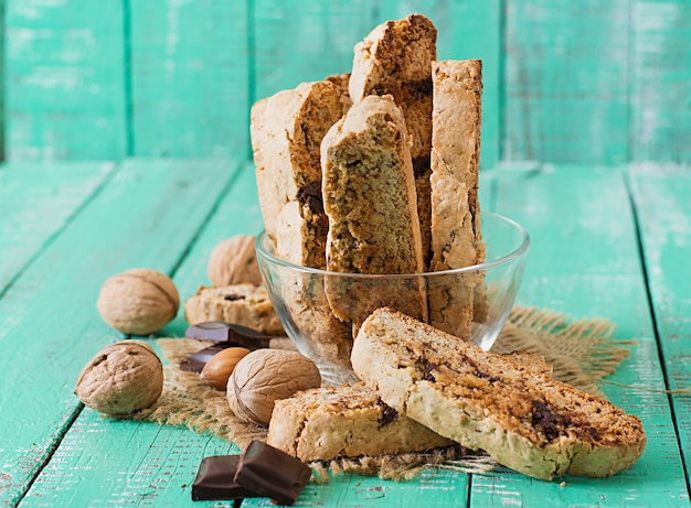 Biscuits italiens aux noix et pépites de chocolat