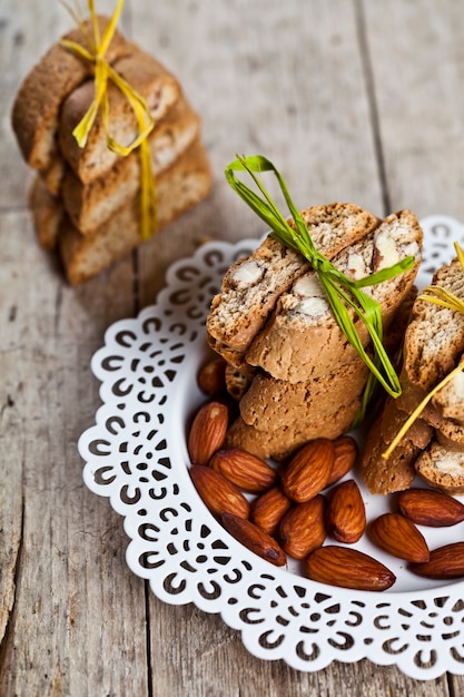 Biscuits italiens frais cantuccini empilés et graines d&#39;amande