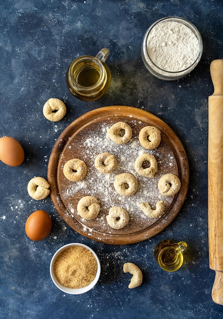 Photo biscuits italiens sucrés taralli ou tarallini à base de sucre de vin blanc, d'huile d'olive, d'œufs et de farine