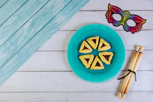 Biscuits juifs Oreilles Haman pour Pourim avec rouleau de tora papyrus et masque.