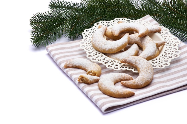 Biscuits kipferl à la vanille allemands ou autrichiens traditionnels vanillekipferl sur une plaque isolée sur blanc b ...