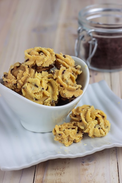 Biscuits Kue kering mesis ou Swiis tarte à base de farine sucre beurre et saupoudrer de chocolat