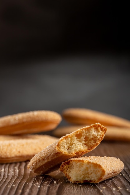 Biscuits Ladyfingers sur la table