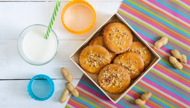 Biscuits laitiers sablés avec noix hachées, lait et miel.