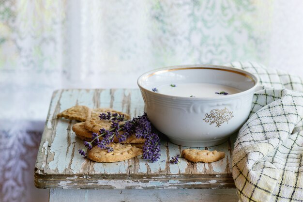 Biscuits à la lavande avec du lait