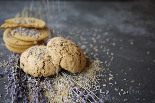 Biscuits à la lavande faits maison sur une table noire