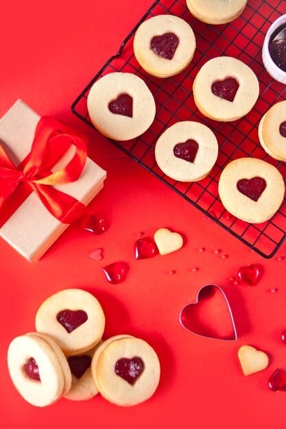 Biscuits linzer traditionnels en forme de coeur