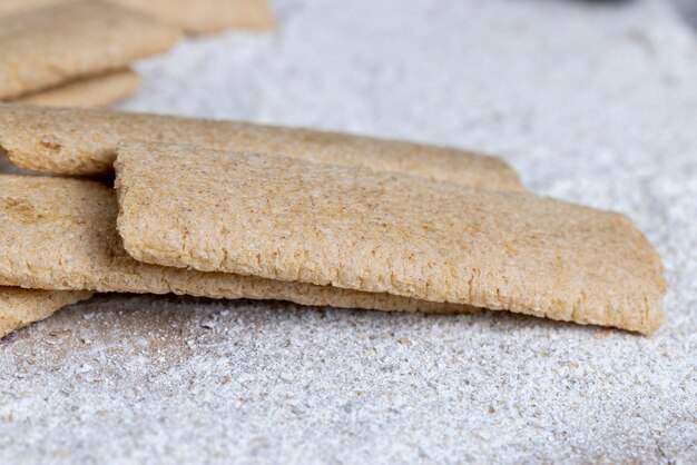 Biscuits longs de blé farcis de purée de fruits différents