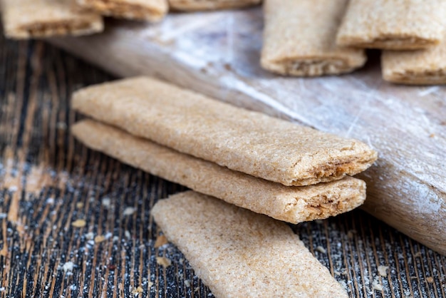 Biscuits longs de blé farcis de purée de fruits différents