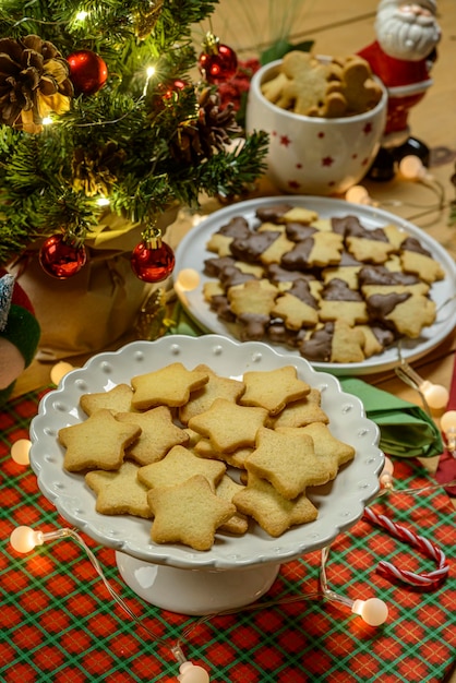 Biscuits et lumières de Noël sur le fond en bois blanc