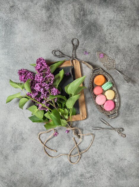 Biscuits macaron à décor de fleurs lilas. Vintage nature morte