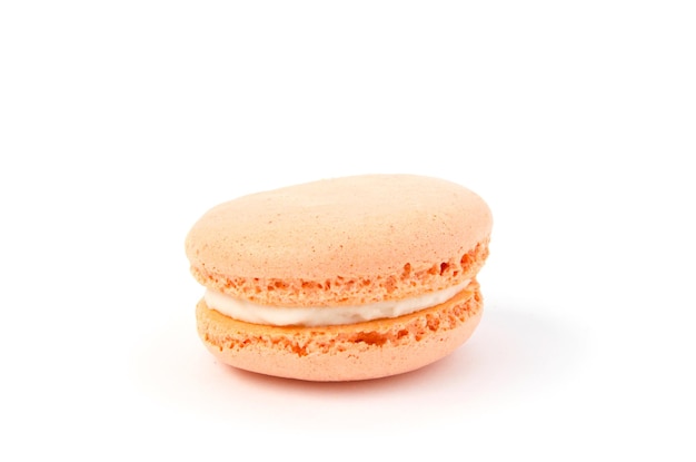 Biscuits macaron français sur fond blancDessert sucréGros plan