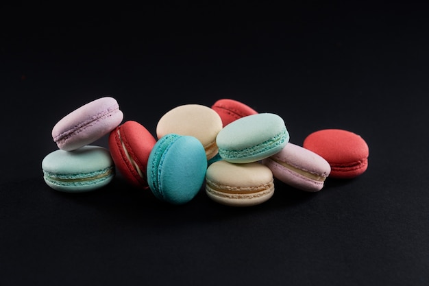 Biscuits macarons colorés aux goûts les plus différents