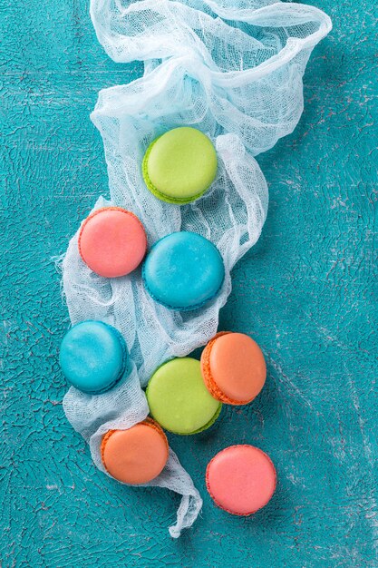 Photo biscuits macarons colorés.