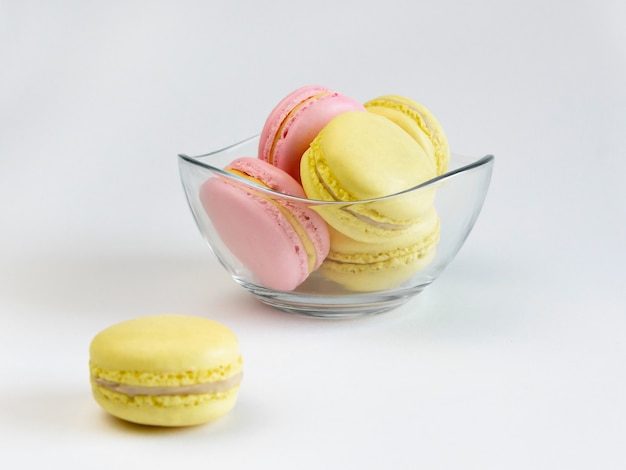 Biscuits macarons dans un bol en verre.