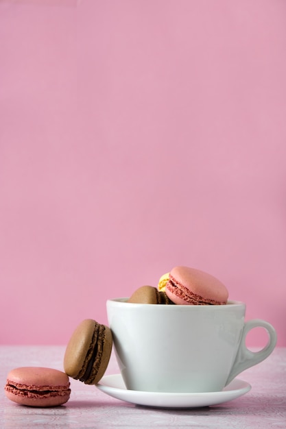 Biscuits macarons sur fond rose