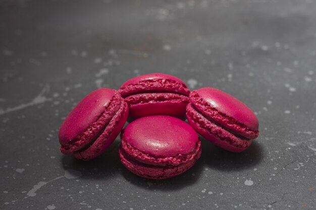 Biscuits macarons français colorés (macarons). Dessert à servir avec pause thé ou café.