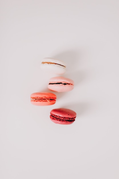 Biscuits macarons français colorés sur une surface blanche