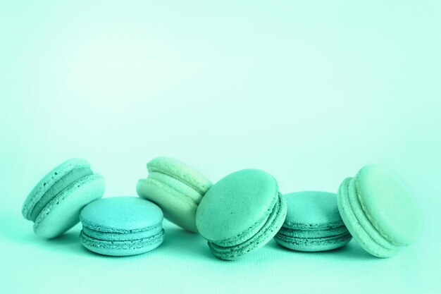 Biscuits macarons français dans des couleurs vertes à la mode. Concept de nourriture de vacances avec espace de copie.