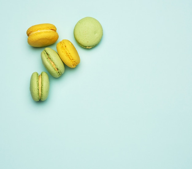 Biscuits macarons jaunes et verts cuits au four