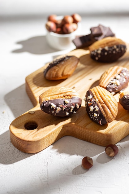 Biscuits madeleines à la vanille avec du chocolat et des noix