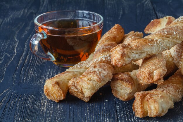 Biscuits maison en bâtonnets sur du thé