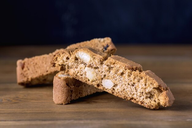 Biscuits maison Biscotti Cantuccini Bonbons aux amandes italiennes Biscuits Biscuits sur fond de bois Dessert