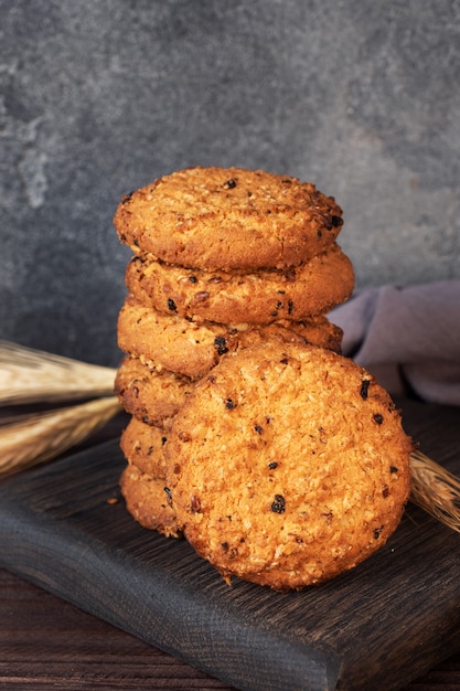 Biscuits maison avec céréales et graines.