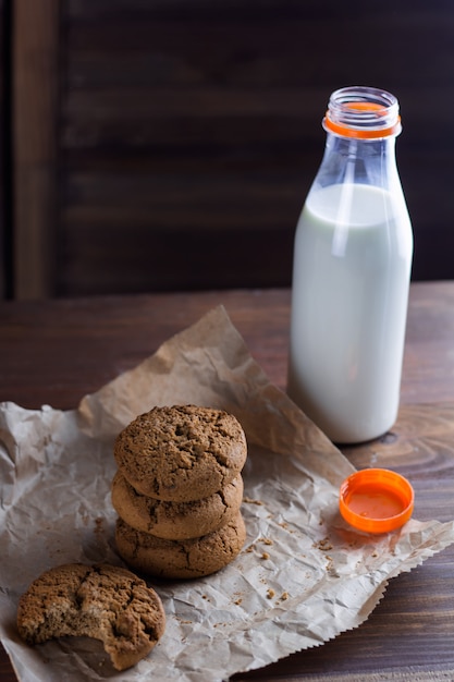 Biscuits maison et fond en bois de bouteille de lait