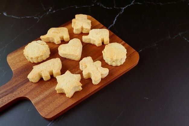 Biscuits maison frais sur planche à pain en bois