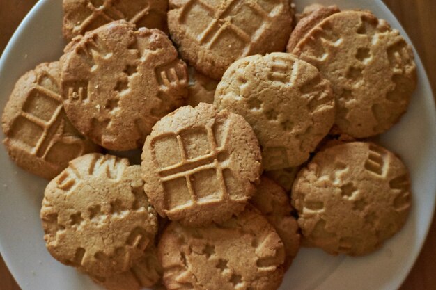 Biscuits maison pour le petit déjeuner avec personnages mignons matin