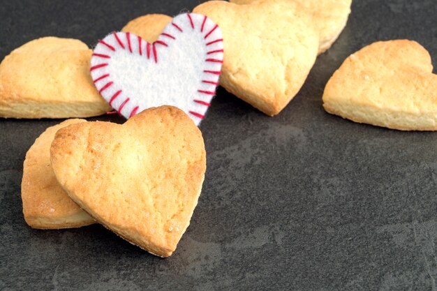 Biscuits maison pour la Saint Valentin. sur un fond gris.