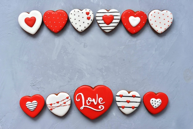 Biscuits maison de la Saint-Valentin sur fond gris ultime recouvert de glaçage avec un beau motif de pain d'épice.