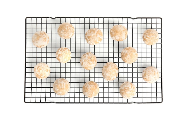 Biscuits maison savoureux de pain d'épice sur le fond blanc