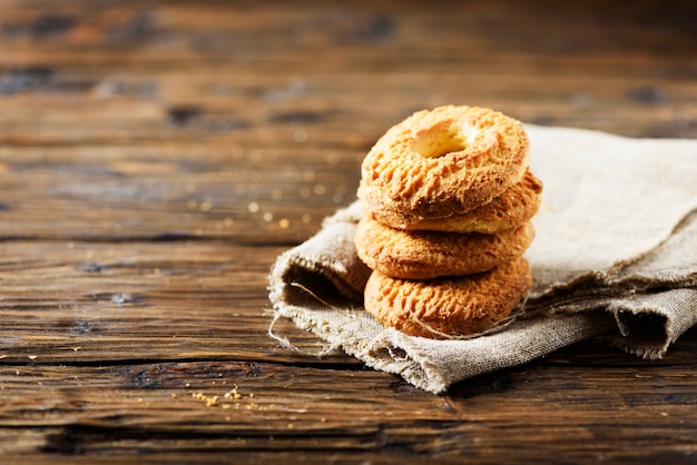 Biscuits maison sucrés sur la table en bois