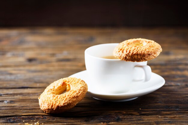 Biscuits maison sucrés et tasse de café