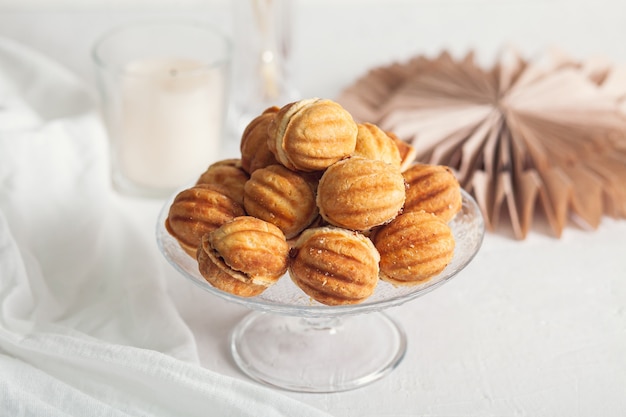 Biscuits maison traditionnelle russe Noix avec du lait concentré sur un support en verre