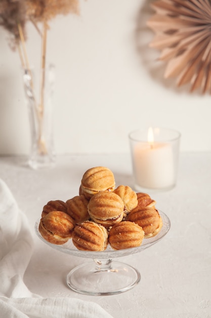 Biscuits maison traditionnelle russe Noix avec du lait concentré sur un support en verre