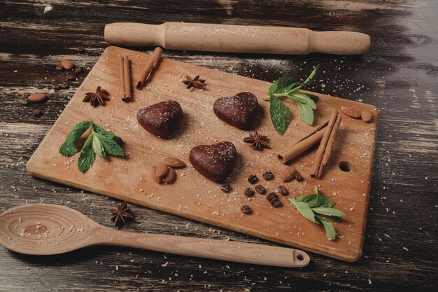 Biscuits à la menthe en forme de coeur sur planche brune biscuits au gingembre mise en page des biscuits esthétique de ho