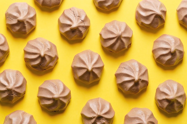 Des biscuits de meringue au chocolat sur fond jaune