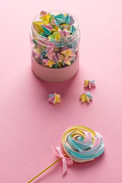 Biscuits meringués maison colorés