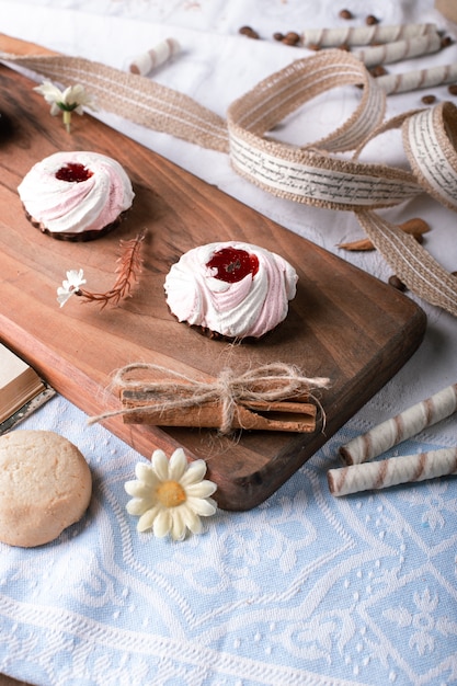 Biscuits à la merongue avec confiture de fraises