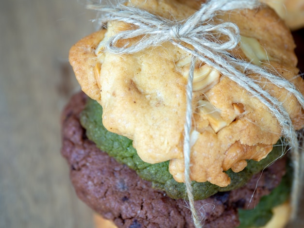 Biscuits multicolores, y compris beurre d&#39;arachide, biscuits au thé vert et Cook aux pépites de chocolat