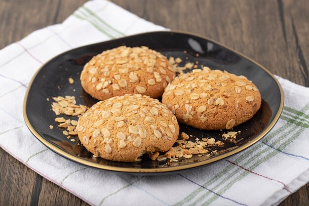 Biscuits multigrains placés sur une table en bois.