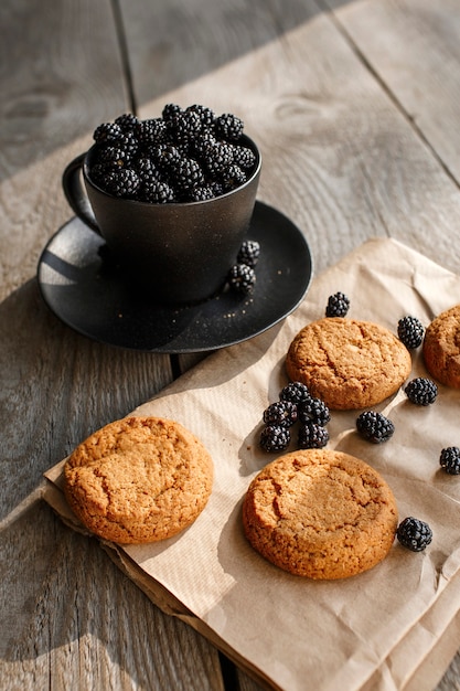 Biscuits et mûres sur un fond en bois