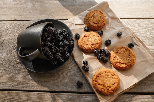 Biscuits et mûres sur un fond en bois