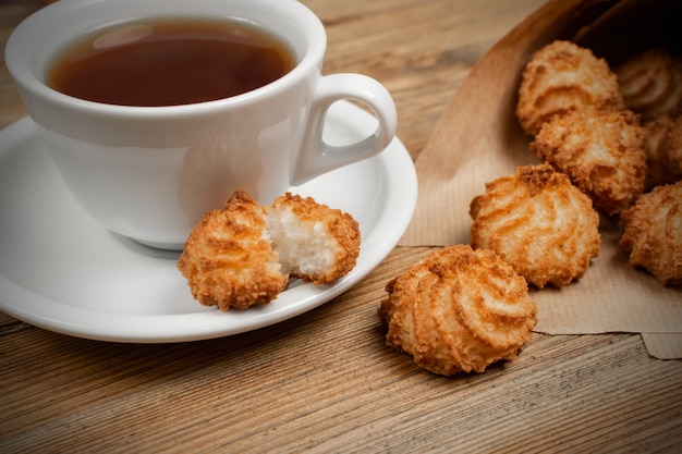 Biscuits naturels à la noix de coco ou macarons à la noix de coco avec du thé ou du café. Biscuits diététiques maison aux copeaux de coco