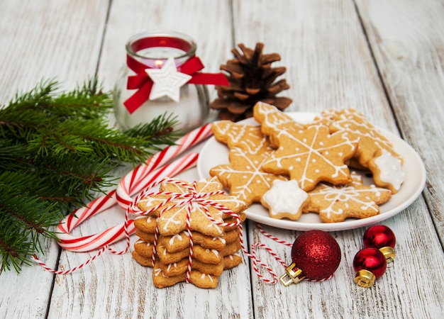 Biscuits de Noël sur une assiette