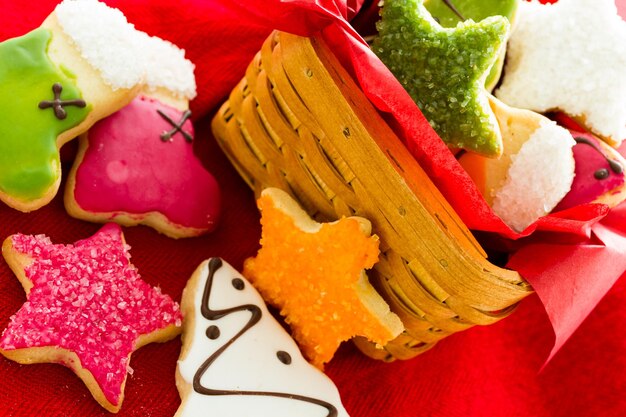 Biscuits de Noël assortis sur fond rouge.