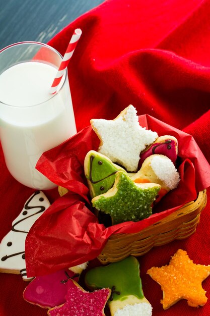 Biscuits de Noël assortis sur fond rouge.